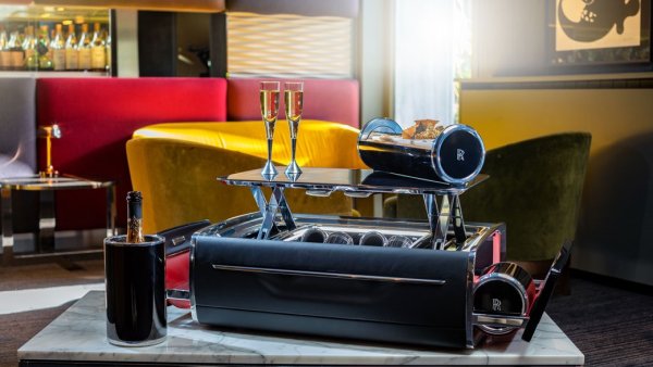 Инженерите на Rolls-Royce този път  създадоха индивидуален сандък изключително за шампанско и хайвер. Как да ги държат заедно &ndash; това огромен проблем за около 0,005% от хората, но изглежда доста добре. И да бъдем честни, собствениците на Rolls-Royce и хората, които се нуждаят от сандъци с шампанско, се пирпокриват до голяма степен.. Както бихте очаквали, тук има дърво Tudor Oak, неръждаема стомана, естествена зърнеста кожа и въглеродни влакна. Има и други екстри като две седефени лъжички. Цена? Само 43 300 евро!
